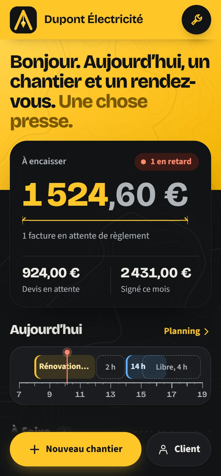 Aplomb sur un téléphone : « Bonjour. Aujourd’hui, un chantier et un rendez-vous. Une chose presse. », puis 1 524,60 € à encaisser.